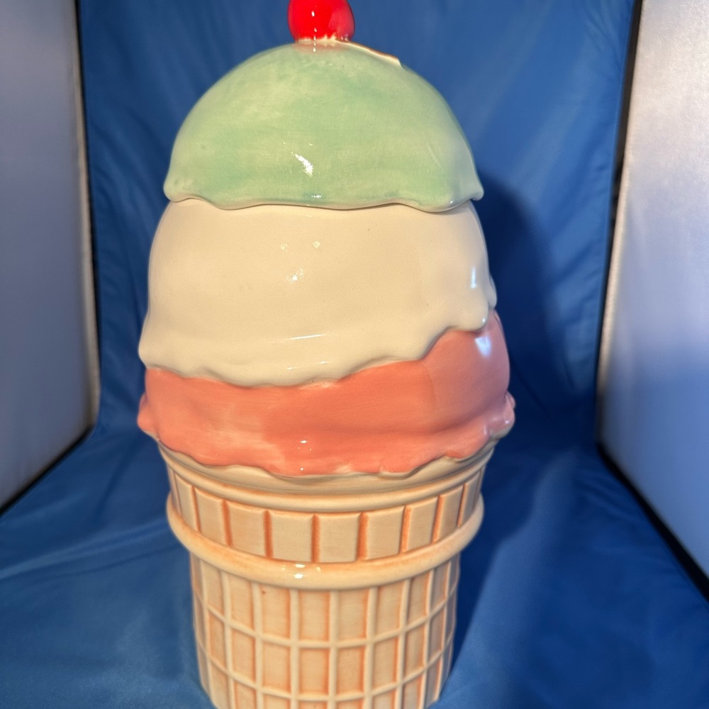🔥👀🔥 Vintage Treasure Craft Ice Cream Cone with Cherry Cookie Jar